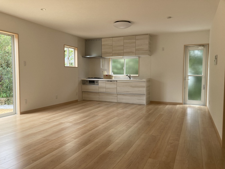 沖縄の家を快適に。無垢材や漆喰を取り入れた住まいづくり