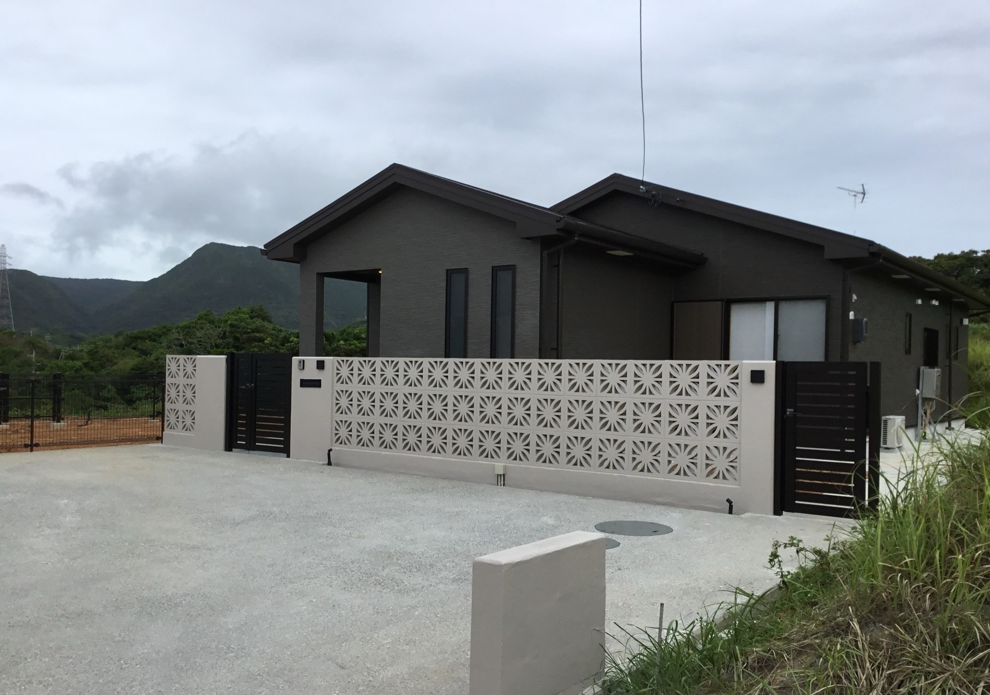 海を望む平屋のセカンドハウス。沖縄の自然と調和する大人の2LDK