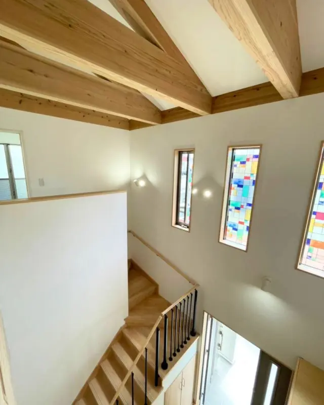 ｜特別感あるステンドグラスの小窓｜

階段まわりに設けたステンドグラスの小窓。
外からの光をやさしく取り込み、時間帯によって異なる色の表情を楽しめます。
日常の中に、少しだけ特別さが感じられるワンポイントです。

---------------------------------------------
 
〜お客様がご満足いくまで寄り添い続ける〜
☆沖縄で木造住宅ならレキオホーム
☆創業52周年で導いた最高の住まいを一緒に
@taikyou_kensetu プロフィールURLからご覧ください！
 
お問い合わせは、お電話・HPお問い合わせフォームからお気軽に^ ^
 
---------------------------------------------
 
*対応エリア*
#沖縄本島全域
#中頭郡読谷村 #読谷村 #那覇市 #沖縄市 #うるま市 #浦添市 #宜野湾市 #豊見城市 #国頭郡 #名護市
 
*特徴*
#木造住宅 #木の家 #無垢の木 #住宅性能 #高性能 #補助金 #住宅ローン #ローン審査 #家事ラク #家事動線 #オシャレ新築 
 
*サービス*
#新築 #戸建 #注文住宅 #リノベーション #マンションリノベーション #古民家リノベーション