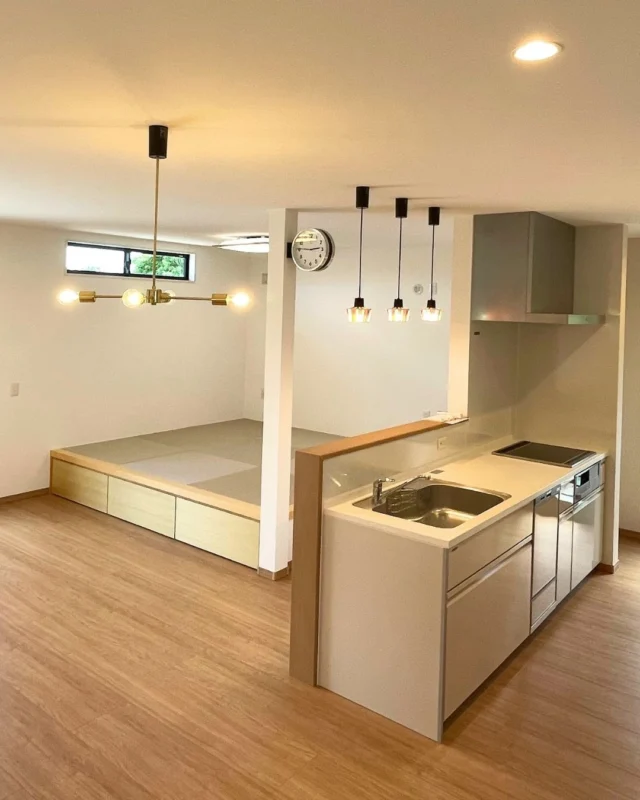 ｜小上がりのあるLDK｜

小上がりを設けた、やわらかな雰囲気があるLDK。
キッチンから見通せる小上がりは、お子さまが遊んだり、お昼寝したりするのにぴったりのスペース。
家族や友人が集まり、くつろぐ際には、腰かけたり横になったりと使い方が広がります。

段差部分には引き出し収納を組み込み、散らかりがちなリビングもすっきり保ちやすい設計です。

---------------------------------------------
 
〜お客様がご満足いくまで寄り添い続ける〜
☆沖縄で木造住宅ならレキオホーム
☆創業52周年で導いた最高の住まいを一緒に
@taikyou_kensetu プロフィールURLからご覧ください！
 
お問い合わせは、お電話・HPお問い合わせフォームからお気軽に^ ^
 
---------------------------------------------
 
*対応エリア*
#沖縄本島全域
#中頭郡読谷村 #読谷村 #那覇市 #沖縄市 #うるま市 #浦添市 #宜野湾市 #豊見城市 #国頭郡 #名護市
 
*特徴*
#木造住宅 #木の家 #無垢の木 #住宅性能 #高性能 #補助金 #住宅ローン #ローン審査 #家事ラク #家事動線 #オシャレ新築 
 
*サービス*
#新築 #戸建 #注文住宅 #リノベーション #マンションリノベーション #古民家リノベーション