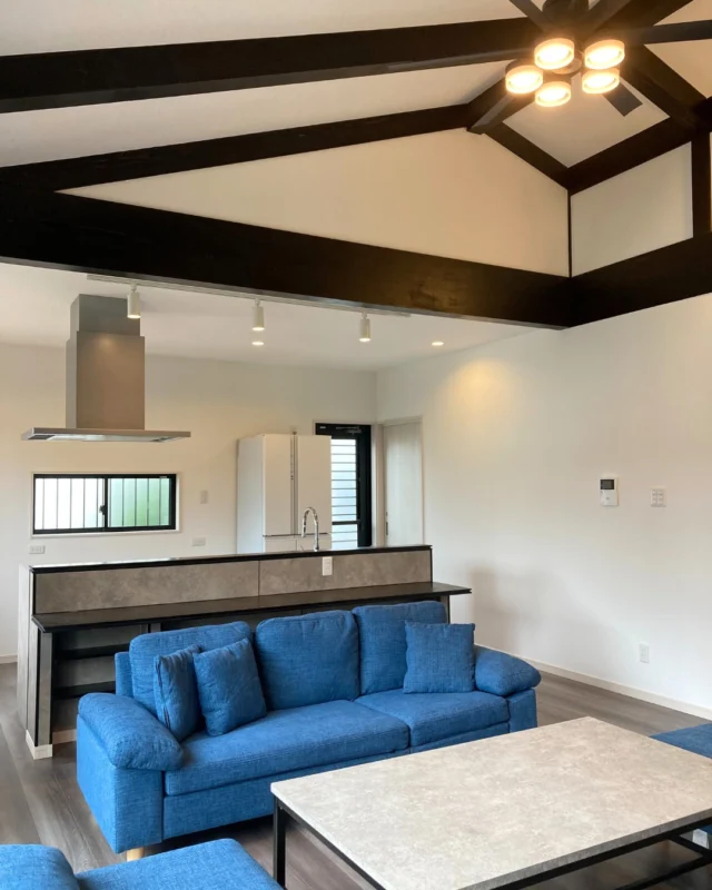 ｜家族と愛犬をキッチンから見渡せるLDK｜

キッチンからリビング全体を見渡せる、家族のコミュニケーションを大切にした間取り。
料理をしながらでも、愛犬たちがのびのびと過ごす様子をそっと見守ることができます。
表し梁やダークトーンの対面カウンターが空間にメリハリを生み、お気に入りのブルーのソファが暮らしに彩りをもたらします。

---------------------------------------------

〜お客様がご満足いくまで寄り添い続ける〜
☆沖縄で木造住宅ならレキオホーム
☆創業52周年で導いた最高の住まいを一緒に
@taikyou_kensetu プロフィールURLからご覧ください！

お問い合わせは、お電話・HPお問い合わせフォームからお気軽に^ ^

---------------------------------------------

*対応エリア*
#沖縄本島全域
#中頭郡読谷村 #読谷村 #那覇市 #沖縄市 #うるま市 #浦添市 #宜野湾市 #豊見城市 #国頭郡 #名護市

*特徴*
#木造住宅 #木の家 #無垢の木 #住宅性能 #高性能 #補助金 #住宅ローン #ローン審査 #家事ラク #家事動線 #オシャレ新築

*サービス*
#新築 #戸建 #注文住宅 #リノベーション #マンションリノベーション #古民家リノベーション