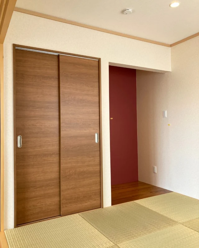 ｜アクセントで魅せる和のしつらえ｜

琉球畳を敷き詰めた空間に、落ち着いた木目調の建具を組み合わせた和室。
床の間には深みのある赤のアクセントクロスを採用し、空間をぐっと引き締めています。
地窓からは柔らかな光が差し込み、畳の質感を引き立てながら開放感をプラス。
伝統的な和の要素に現代的な色使いを取り入れた、洗練された雰囲気の仕上がりです。

---------------------------------------------

〜お客様がご満足いくまで寄り添い続ける〜
☆沖縄で木造住宅ならレキオホーム
☆創業52周年で導いた最高の住まいを一緒に
@taikyou_kensetu プロフィールURLからご覧ください！

お問い合わせは、お電話・HPお問い合わせフォームからお気軽に^ ^

---------------------------------------------

*対応エリア*
#沖縄本島全域
#中頭郡読谷村 #読谷村 #那覇市 #沖縄市 #うるま市 #浦添市 #宜野湾市 #豊見城市 #国頭郡 #名護市

*特徴*
#木造住宅 #木の家 #無垢の木 #住宅性能 #高性能 #補助金 #住宅ローン #ローン審査 #家事ラク #家事動線 #オシャレ新築

*サービス*
#新築 #戸建 #注文住宅 #リノベーション #マンションリノベーション #古民家リノベーション