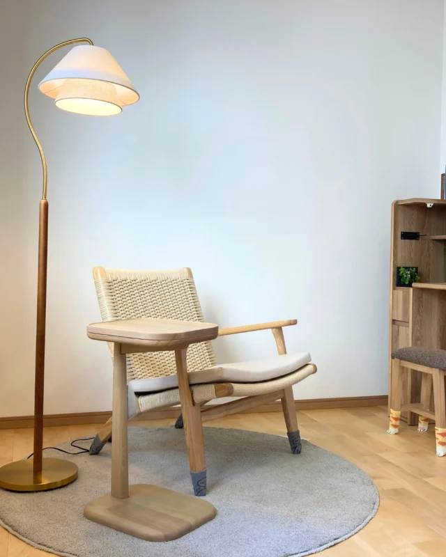 ｜一人時間を充実させる窓際のスペース｜

お気に入りのラウンジチェアにサイドテーブルを添えた、自分だけの特等席。
窓から差し込む光や、夜の静かな灯りの中で、読書やコーヒーを楽しむ贅沢なひととき。
木のぬくもりを感じる家具で揃えることで、心からリラックスできるコーナーに仕上げました。

---------------------------------------------

〜お客様がご満足いくまで寄り添い続ける〜
☆沖縄で木造住宅ならレキオホーム
☆創業52周年で導いた最高の住まいを一緒に
@taikyou_kensetu プロフィールURLからご覧ください！

お問い合わせは、お電話・HPお問い合わせフォームからお気軽に^ ^

---------------------------------------------

*対応エリア*
#沖縄本島全域
#中頭郡読谷村 #読谷村 #那覇市 #沖縄市 #うるま市 #浦添市 #宜野湾市 #豊見城市 #国頭郡 #名護市

*特徴*
#木造住宅 #木の家 #無垢の木 #住宅性能 #高性能 #補助金 #住宅ローン #ローン審査 #家事ラク #家事動線 #オシャレ新築

*サービス*
#新築 #戸建 #注文住宅 #リノベーション #マンションリノベーション #古民家リノベーション