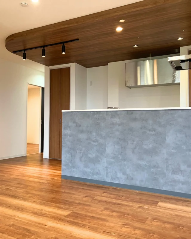 ｜曲線が際立つこだわりの空間｜

空間に柔らかな表情を与えるアールデザインを、キッチンの下がり天井や収納の壁に贅沢に取り入れました。
角のない曲線がもたらす視覚的な安心感が、日々の暮らしに心地よいゆとりをプラスします。
見るたびに気分が上がる、住まいの特別なアクセントになりました。

---------------------------------------------

〜お客様がご満足いくまで寄り添い続ける〜
☆沖縄で木造住宅ならレキオホーム
☆創業52周年で導いた最高の住まいを一緒に
@taikyou_kensetu プロフィールURLからご覧ください！

お問い合わせは、お電話・HPお問い合わせフォームからお気軽に^ ^

---------------------------------------------

*対応エリア*
#沖縄本島全域
#中頭郡読谷村 #読谷村 #那覇市 #沖縄市 #うるま市 #浦添市 #宜野湾市 #豊見城市 #国頭郡 #名護市

*特徴*
#木造住宅 #木の家 #無垢の木 #住宅性能 #高性能 #補助金 #住宅ローン #ローン審査 #家事ラク #家事動線 #オシャレ新築

*サービス*
#新築 #戸建 #注文住宅 #リノベーション #マンションリノベーション #古民家リノベーション