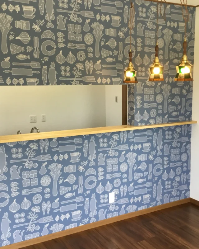 ｜お部屋に個性が生まれるアクセントクロス｜

キッチンカウンターの壁一面には、北欧風のイラストが描かれたブルーのクロスをセレクトし、空間の主役として遊び心をプラス。
和室の壁には落ち着いた色味を合わせ、照明や畳の質感と調和するモダンな雰囲気に仕上げています。
自分の好きな色や柄をポイントで取り入れることで、何気ない日常をより自分らしく特別なものに。

---------------------------------------------

〜お客様がご満足いくまで寄り添い続ける〜
☆沖縄で木造住宅ならレキオホーム
☆創業52周年で導いた最高の住まいを一緒に
@taikyou_kensetu プロフィールURLからご覧ください！

お問い合わせは、お電話・HPお問い合わせフォームからお気軽に^ ^

---------------------------------------------

*対応エリア*
#沖縄本島全域
#中頭郡読谷村 #読谷村 #那覇市 #沖縄市 #うるま市 #浦添市 #宜野湾市 #豊見城市 #国頭郡 #名護市

*特徴*
#木造住宅 #木の家 #無垢の木 #住宅性能 #高性能 #補助金 #住宅ローン #ローン審査 #家事ラク #家事動線 #オシャレ新築

*サービス*
#新築 #戸建 #注文住宅 #リノベーション #マンションリノベーション #古民家リノベーション