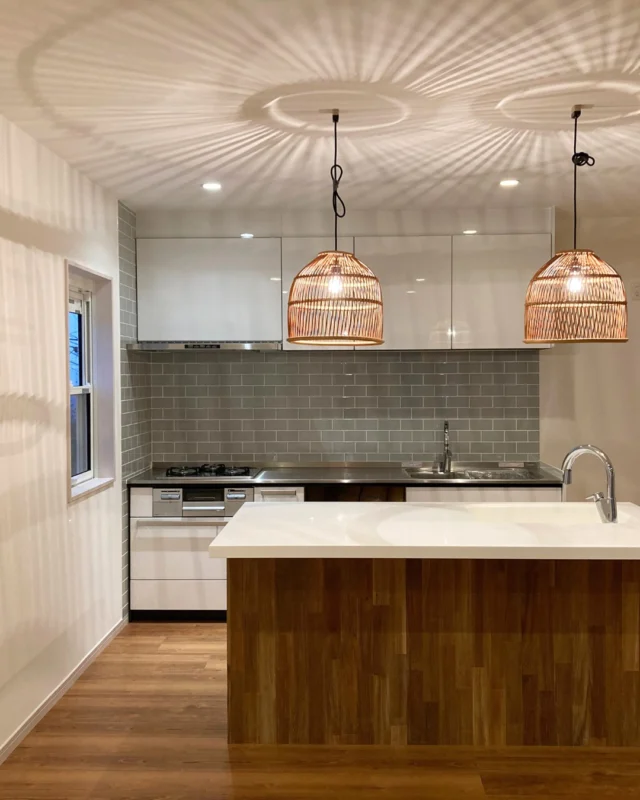 ｜照明が主役のリゾート風LDK｜

木目調のアイランドカウンターに、カゴ編みのペンダントライトが映えるLDK。
天井や壁に広がる幻想的な光の陰影の効果で、まるでリゾート地にいるような情緒あふれる雰囲気を醸し出します。

ナチュラルな木の色味と光のコントラストが、日々の暮らしにゆったりとした時間をもたらしてくれます。

---------------------------------------------

〜お客様がご満足いくまで寄り添い続ける〜
☆沖縄で木造住宅ならレキオホーム
☆創業52周年で導いた最高の住まいを一緒に
@taikyou_kensetu プロフィールURLからご覧ください！

お問い合わせは、お電話・HPお問い合わせフォームからお気軽に^ ^

---------------------------------------------

*対応エリア*
#沖縄本島全域
#中頭郡読谷村 #読谷村 #那覇市 #沖縄市 #うるま市 #浦添市 #宜野湾市 #豊見城市 #国頭郡 #名護市

*特徴*
#木造住宅 #木の家 #無垢の木 #住宅性能 #高性能 #補助金 #住宅ローン #ローン審査 #家事ラク #家事動線 #オシャレ新築

*サービス*
#新築 #戸建 #注文住宅 #リノベーション #マンションリノベーション #古民家リノベーション