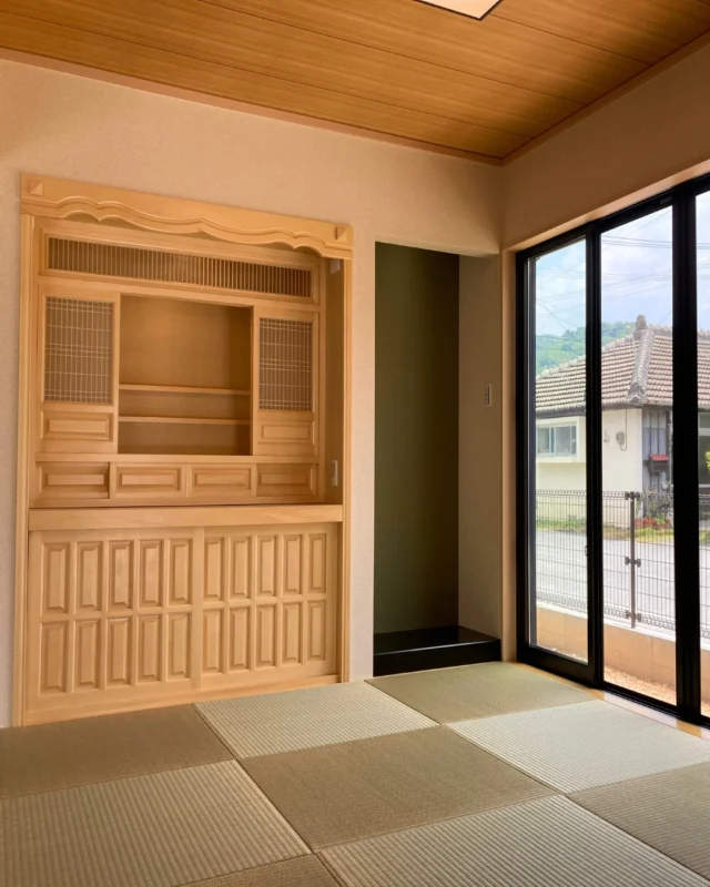 ｜リビングとつながる開放的な和室｜

木の温もりが心地よい勾配天井のリビングに、段差のないフラットな和室を隣接させました。
仕切りを開放することで、広々とした一体感のある大空間としても使えます。
本格的な仏壇スペースや床の間を備えつつ、縁のない琉球畳を採用することで、フローリングとも相性の良い洗練された雰囲気に。
大きな窓からは自然光がたっぷりと差し込み、家族が自然と集まりたくなる穏やかな空間です。

---------------------------------------------

〜お客様がご満足いくまで寄り添い続ける〜
☆沖縄で木造住宅ならレキオホーム
☆創業52周年で導いた最高の住まいを一緒に
@taikyou_kensetu プロフィールURLからご覧ください！

お問い合わせは、お電話・HPお問い合わせフォームからお気軽に^ ^

---------------------------------------------

*対応エリア*
#沖縄本島全域
#中頭郡読谷村 #読谷村 #那覇市 #沖縄市 #うるま市 #浦添市 #宜野湾市 #豊見城市 #国頭郡 #名護市

*特徴*
#木造住宅 #木の家 #無垢の木 #住宅性能 #高性能 #補助金 #住宅ローン #ローン審査 #家事ラク #家事動線 #オシャレ新築

*サービス*
#新築 #戸建 #注文住宅 #リノベーション #マンションリノベーション #古民家リノベーション