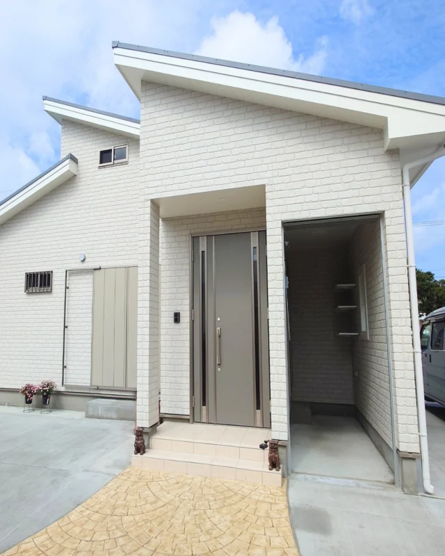 ｜通り抜け可能！動線抜群の土間スペース｜

室内からも直接出入りができる土間スペース。
汚れが気になるガーデニング用品やベビーカーなどはそのまま外から収納できるスムーズな動線が魅力です。
壁面には棚板を設け、趣味の道具や日用品を賢く整理できる収納力も確保。
住まいの外観に馴染むシンプルなデザインの中に、毎日の暮らしを快適にする工夫を詰め込みました。

---------------------------------------------

〜お客様がご満足いくまで寄り添い続ける〜
☆沖縄で木造住宅ならレキオホーム
☆創業52周年で導いた最高の住まいを一緒に
@taikyou_kensetu プロフィールURLからご覧ください！

お問い合わせは、お電話・HPお問い合わせフォームからお気軽に^ ^

---------------------------------------------

*対応エリア*
#沖縄本島全域
#中頭郡読谷村 #読谷村 #那覇市 #沖縄市 #うるま市 #浦添市 #宜野湾市 #豊見城市 #国頭郡 #名護市

*特徴*
#木造住宅 #木の家 #無垢の木 #住宅性能 #高性能 #補助金 #住宅ローン #ローン審査 #家事ラク #家事動線 #オシャレ新築

*サービス*
#新築 #戸建 #注文住宅 #リノベーション #マンションリノベーション #古民家リノベーション