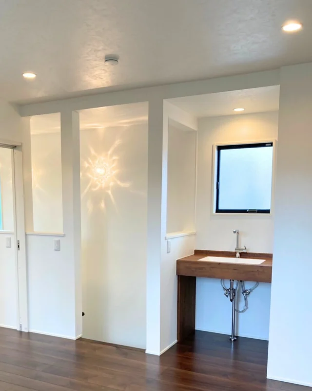 ｜ナチュラルテイストの造作洗面台｜

温かみのある木目調のカウンターに、ホワイトのボウルを埋め込んだ造作洗面台。
窓から差し込む自然光が、木の質感をより美しく引き立ててくれます。
下部はオープンな収納スペースにすることで、圧迫感を抑えたデザインに。
グリーンや小物を添えて、自分らしくコーディネートを楽しめるオリジナリティあふれる洗面スペースです。

---------------------------------------------

〜お客様がご満足いくまで寄り添い続ける〜
☆沖縄で木造住宅ならレキオホーム
☆創業52周年で導いた最高の住まいを一緒に
@taikyou_kensetu プロフィールURLからご覧ください！

お問い合わせは、お電話・HPお問い合わせフォームからお気軽に^ ^

---------------------------------------------

*対応エリア*
#沖縄本島全域
#中頭郡読谷村 #読谷村 #那覇市 #沖縄市 #うるま市 #浦添市 #宜野湾市 #豊見城市 #国頭郡 #名護市

*特徴*
#木造住宅 #木の家 #無垢の木 #住宅性能 #高性能 #補助金 #住宅ローン #ローン審査 #家事ラク #家事動線 #オシャレ新築

*サービス*
#新築 #戸建 #注文住宅 #リノベーション #マンションリノベーション #古民家リノベーション