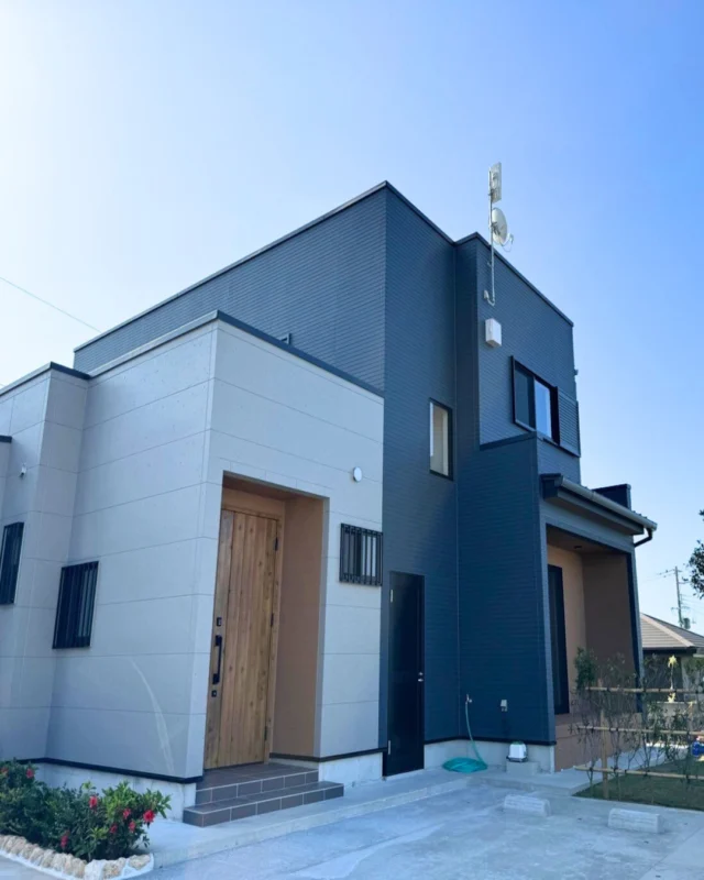 ｜空に映えるツートンカラーの家｜

グレーとネイビーを組み合わせた、落ち着きのあるモダンな外観。
建物の凹凸に合わせて色を分けることで、奥行きを感じさせるスタイリッシュな佇まいに。
玄関まわりには木目調のドアや優しい色合いをプラスして、クールな印象の中にホッとする安心感を添えました。
すっきりとした直線美が際立つ、毎日の帰宅が楽しみになるデザインです。

---------------------------------------------

〜お客様がご満足いくまで寄り添い続ける〜
☆沖縄で木造住宅ならレキオホーム
☆創業52周年で導いた最高の住まいを一緒に
@taikyou_kensetu プロフィールURLからご覧ください！

お問い合わせは、お電話・HPお問い合わせフォームからお気軽に^ ^

---------------------------------------------

*対応エリア*
#沖縄本島全域
#中頭郡読谷村 #読谷村 #那覇市 #沖縄市 #うるま市 #浦添市 #宜野湾市 #豊見城市 #国頭郡 #名護市

*特徴*
#木造住宅 #木の家 #無垢の木 #住宅性能 #高性能 #補助金 #住宅ローン #ローン審査 #家事ラク #家事動線 #オシャレ新築

*サービス*
#新築 #戸建 #注文住宅 #リノベーション #マンションリノベーション #古民家リノベーション