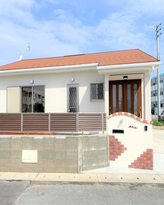 ｜あたたかい色使いが魅力の平屋｜

玄関ドアとデッキのトーンを合わせることで、外観全体に美しいまとまりを持たせました。
大きな窓から繋がるステップデッキは、ちょっとした休憩や外との繋がりを楽しむのに最適なスペースです。
レンガのアクセントや門柱のアーチが、シンプルな白い外壁に華やかな表情をプラス。
フェンスを含めた色設計を細部まで揃えることで、住まい全体の完成度を高めたこだわりの外観デザインです。

---------------------------------------------

〜お客様がご満足いくまで寄り添い続ける〜
☆沖縄で木造住宅ならレキオホーム
☆創業52周年で導いた最高の住まいを一緒に
@taikyou_kensetu プロフィールURLからご覧ください！

お問い合わせは、お電話・HPお問い合わせフォームからお気軽に^ ^

---------------------------------------------

*対応エリア*
#沖縄本島全域
#中頭郡読谷村 #読谷村 #那覇市 #沖縄市 #うるま市 #浦添市 #宜野湾市 #豊見城市 #国頭郡 #名護市

*特徴*
#木造住宅 #木の家 #無垢の木 #住宅性能 #高性能 #補助金 #住宅ローン #ローン審査 #家事ラク #家事動線 #オシャレ新築

*サービス*
#新築 #戸建 #注文住宅 #リノベーション #マンションリノベーション #古民家リノベーション