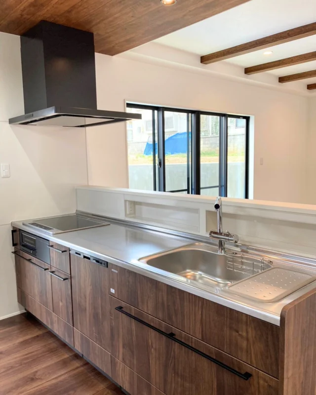 ｜木目を基調としたキッチンデザイン｜

深い色合いの木目調で統一した、キッチン空間。
天井や床、梁とも色味を合わせることで、LDK全体に一体感を生み出しています。
背面のカップボードは、家電がすっきりと収まるのはもちろん、ゴミ箱スペースも確保した機能的な設計。
ブラックの取っ手やレンジフードがアクセントとなり、モダンな格好良さが光る仕上がりになりました。

---------------------------------------------

〜お客様がご満足いくまで寄り添い続ける〜
☆沖縄で木造住宅ならレキオホーム
☆創業52周年で導いた最高の住まいを一緒に
@taikyou_kensetu プロフィールURLからご覧ください！

お問い合わせは、お電話・HPお問い合わせフォームからお気軽に^ ^

---------------------------------------------

*対応エリア*
#沖縄本島全域
#中頭郡読谷村 #読谷村 #那覇市 #沖縄市 #うるま市 #浦添市 #宜野湾市 #豊見城市 #国頭郡 #名護市

*特徴*
#木造住宅 #木の家 #無垢の木 #住宅性能 #高性能 #補助金 #住宅ローン #ローン審査 #家事ラク #家事動線 #オシャレ新築

*サービス*
#新築 #戸建 #注文住宅 #リノベーション #マンションリノベーション #古民家リノベーション