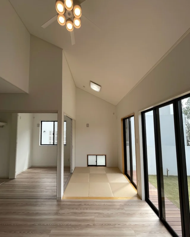 ｜段差も廊下もないラクラク家事動線｜

部屋同士がフラットにつながる、広々としたLDKとその横に隣接する洋室。
リビングの一角には、家事や休憩にも便利な畳スペースを設けました。
キッチン→リビング→畳スペース、そしてその横の洋室へと、各部屋への動線がスムーズな間取りは、毎日の家事効率をアップしてくれる頼もしい味方です。

---------------------------------------------

〜お客様がご満足いくまで寄り添い続ける〜
☆沖縄で木造住宅ならレキオホーム
☆創業53周年で導いた最高の住まいを一緒に
@taikyou_kensetu プロフィールURLからご覧ください！

お問い合わせは、お電話・HPお問い合わせフォームからお気軽に^ ^

---------------------------------------------

*対応エリア*
#沖縄本島全域
#中頭郡読谷村 #読谷村 #那覇市 #沖縄市 #うるま市 #浦添市 #宜野湾市 #豊見城市 #国頭郡 #名護市

*特徴*
#木造住宅 #木の家 #無垢の木 #住宅性能 #高性能 #補助金 #住宅ローン #ローン審査 #家事ラク #家事動線 #オシャレ新築

*サービス*
#新築 #戸建 #注文住宅 #リノベーション #マンションリノベーション #古民家リノベーション