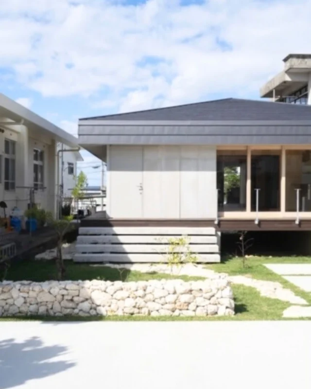 ｜沖縄の風情をまとう平屋の住まい｜

琉球石灰岩の石垣や、沖縄の伝統である深めの軒が目を惹く平屋の外観。
住まいをぐるりと囲む縁側は、室内とお庭をゆるやかにつなぎ、開放感をもたらします。 
昼は青空に白い石が美しく映え、夕暮れには温かな明かりが漏れる、豊かな表情を見せる平屋の住まいです。

---------------------------------------------

〜お客様がご満足いくまで寄り添い続ける〜
☆沖縄で木造住宅ならレキオホーム
☆創業53周年で導いた最高の住まいを一緒に
@taikyou_kensetu プロフィールURLからご覧ください！

お問い合わせは、お電話・HPお問い合わせフォームからお気軽に^ ^

---------------------------------------------

*対応エリア*
#沖縄本島全域
#中頭郡読谷村 #読谷村 #那覇市 #沖縄市 #うるま市 #浦添市 #宜野湾市 #豊見城市 #国頭郡 #名護市

*特徴*
#木造住宅 #木の家 #無垢の木 #住宅性能 #高性能 #補助金 #住宅ローン #ローン審査 #家事ラク #家事動線 #オシャレ新築

*サービス*
#新築 #戸建 #注文住宅 #リノベーション #マンションリノベーション #古民家リノベーション