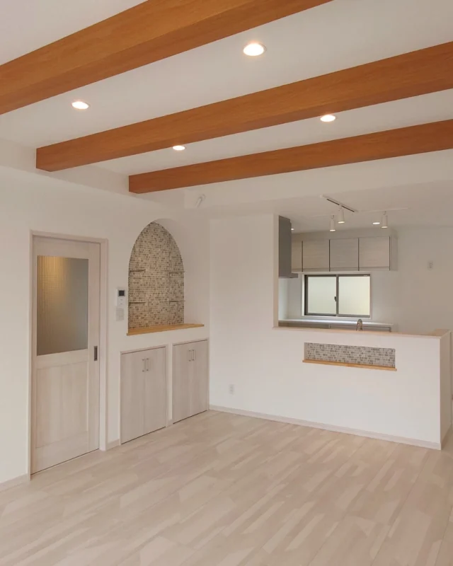 ｜個性的なニッチで彩るLDKデザイン｜

やわらかなアーチを描くニッチが、白を基調としたLDKに華やかな表情をもたらします。 壁面にはモザイクタイルを張り、個性の光る仕上がりになりました。
中には可動棚を設置できるレール付きで、お気に入りの雑貨を並べれば家族だけの特別なディスプレイスペースに。
毎日の暮らしがもっと楽しくなる、こだわりのデザインです。

---------------------------------------------

〜お客様がご満足いくまで寄り添い続ける〜
☆沖縄で木造住宅ならレキオホーム
☆創業53周年で導いた最高の住まいを一緒に
@taikyou_kensetu プロフィールURLからご覧ください！

お問い合わせは、お電話・HPお問い合わせフォームからお気軽に^ ^

---------------------------------------------

*対応エリア*
#沖縄本島全域
#中頭郡読谷村 #読谷村 #那覇市 #沖縄市 #うるま市 #浦添市 #宜野湾市 #豊見城市 #国頭郡 #名護市

*特徴*
#木造住宅 #木の家 #無垢の木 #住宅性能 #高性能 #補助金 #住宅ローン #ローン審査 #家事ラク #家事動線 #オシャレ新築

*サービス*
#新築 #戸建 #注文住宅 #リノベーション #マンションリノベーション #古民家リノベーション