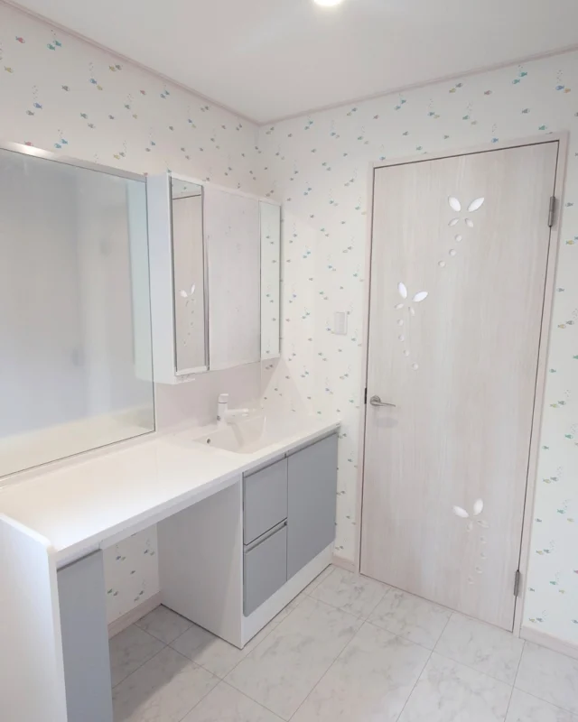 ｜家事が楽しくなる、広々洗面スペース｜

ゆったりとした広さが嬉しい洗面化粧台。
身支度はもちろん、アイロン掛けや洗濯物を畳むなど、作業台としても活用できる
便利なサイズです。
空間のアクセントには、まるで海の中を泳いでいるかのような可愛らしいクロスを採用。
毎日の家事時間を楽しい気分に彩ります。

---------------------------------------------

〜お客様がご満足いくまで寄り添い続ける〜
☆沖縄で木造住宅ならレキオホーム
☆創業53周年で導いた最高の住まいを一緒に
@taikyou_kensetu プロフィールURLからご覧ください！

お問い合わせは、お電話・HPお問い合わせフォームからお気軽に^ ^

---------------------------------------------

*対応エリア*
#沖縄本島全域
#中頭郡読谷村 #読谷村 #那覇市 #沖縄市 #うるま市 #浦添市 #宜野湾市 #豊見城市 #国頭郡 #名護市

*特徴*
#木造住宅 #木の家 #無垢の木 #住宅性能 #高性能 #補助金 #住宅ローン #ローン審査 #家事ラク #家事動線 #オシャレ新築

*サービス*
#新築 #戸建 #注文住宅 #リノベーション #マンションリノベーション #古民家リノベーション