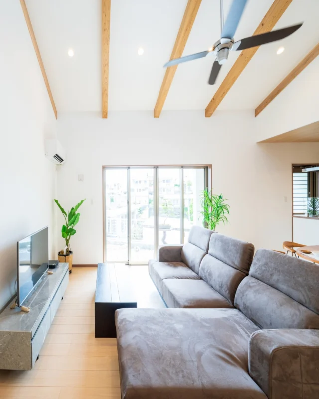 ｜光と風が心地よく通る、広々LDK｜

縦への広がりを持たせた勾配天井と、木の温もりを感じさせる化粧梁がアクセントのLDK。
高さを活かして設置したシーリングファンがゆったりと空気を循環させ、お部屋全体をいつでも爽やかな空気で満たしてくれます。
大きな窓から差し込むたっぷりの光がリビングを明るく彩り、心まで晴れやかにしてくれる安らぎの空間です。

---------------------------------------------

〜お客様がご満足いくまで寄り添い続ける〜
☆沖縄で木造住宅ならレキオホーム
☆創業53周年で導いた最高の住まいを一緒に
@taikyou_kensetu プロフィールURLからご覧ください！

お問い合わせは、お電話・HPお問い合わせフォームからお気軽に^ ^

---------------------------------------------

*対応エリア*
#沖縄本島全域
#中頭郡読谷村 #読谷村 #那覇市 #沖縄市 #うるま市 #浦添市 #宜野湾市 #豊見城市 #国頭郡 #名護市

*特徴*
#木造住宅 #木の家 #無垢の木 #住宅性能 #高性能 #補助金 #住宅ローン #ローン審査 #家事ラク #家事動線 #オシャレ新築

*サービス*
#新築 #戸建 #注文住宅 #リノベーション #マンションリノベーション #古民家リノベーション