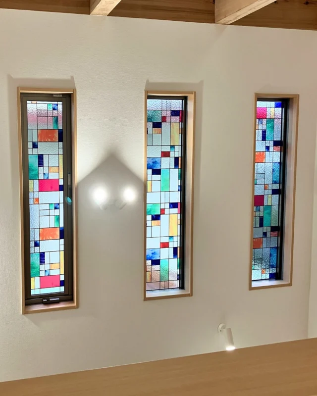 ｜光の彩りを楽しむステンドグラス｜

幾何学模様のステンドグラスが、美しく映える吹き抜け階段。
色鮮やかなガラスを透過した自然光が、室内に柔らかな彩りを落とします。
あたたかみのある木組みの天井や、シャープな黒の階段手すりとの相性も抜群。
季節や時間帯によって移ろいゆく光の表情を、日常の中で楽しめる設計です。

---------------------------------------------

〜お客様がご満足いくまで寄り添い続ける〜
☆沖縄で木造住宅ならレキオホーム
☆創業53周年で導いた最高の住まいを一緒に
@taikyou_kensetu プロフィールURLからご覧ください！

お問い合わせは、お電話・HPお問い合わせフォームからお気軽に^ ^

---------------------------------------------

*対応エリア*
#沖縄本島全域
#中頭郡読谷村 #読谷村 #那覇市 #沖縄市 #うるま市 #浦添市 #宜野湾市 #豊見城市 #国頭郡 #名護市

*特徴*
#木造住宅 #木の家 #無垢の木 #住宅性能 #高性能 #補助金 #住宅ローン #ローン審査 #家事ラク #家事動線 #オシャレ新築

*サービス*
#新築 #戸建 #注文住宅 #リノベーション #マンションリノベーション #古民家リノベーション