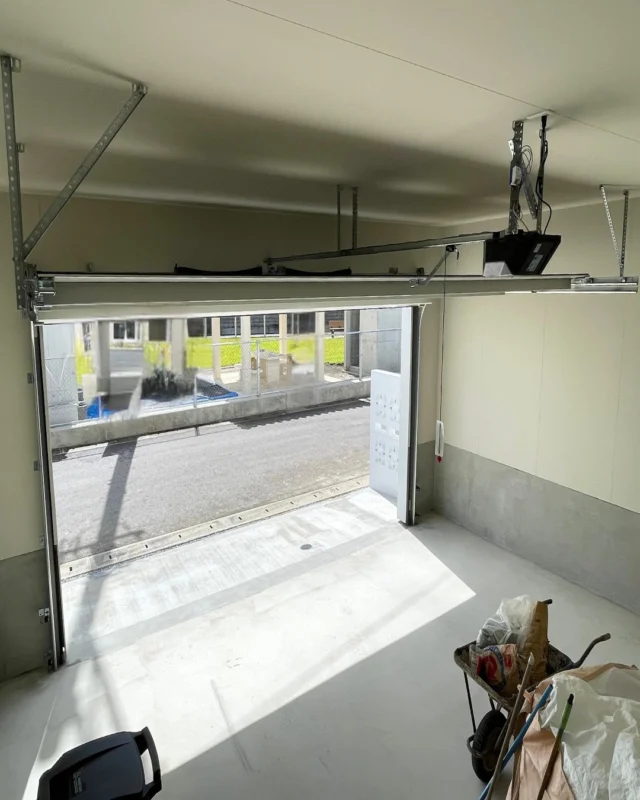 ｜塩害から愛車を守る屋内ガレージ｜

アメリカンな外観に映える、白い扉のガレージ。
屋内型なので、沖縄の強い日差しや潮風による塩害から大切な愛車をしっかりと守ります。
車を停めるだけでなく、メンテナンスや趣味の道具のお手入れなど、多目的に活用できるよう広さも確保。
雨の日の乗り降りや荷物の出し入れも、濡れることなくスムーズに行える
暮らしに寄り添う設計です。

---------------------------------------------

〜お客様がご満足いくまで寄り添い続ける〜
☆沖縄で木造住宅ならレキオホーム
☆創業53周年で導いた最高の住まいを一緒に
@taikyou_kensetu プロフィールURLからご覧ください！

お問い合わせは、お電話・HPお問い合わせフォームからお気軽に^ ^

---------------------------------------------

*対応エリア*
#沖縄本島全域
#中頭郡読谷村 #読谷村 #那覇市 #沖縄市 #うるま市 #浦添市 #宜野湾市 #豊見城市 #国頭郡 #名護市

*特徴*
#木造住宅 #木の家 #無垢の木 #住宅性能 #高性能 #補助金 #住宅ローン #ローン審査 #家事ラク #家事動線 #オシャレ新築

*サービス*
#新築 #戸建 #注文住宅 #リノベーション #マンションリノベーション #古民家リノベーション