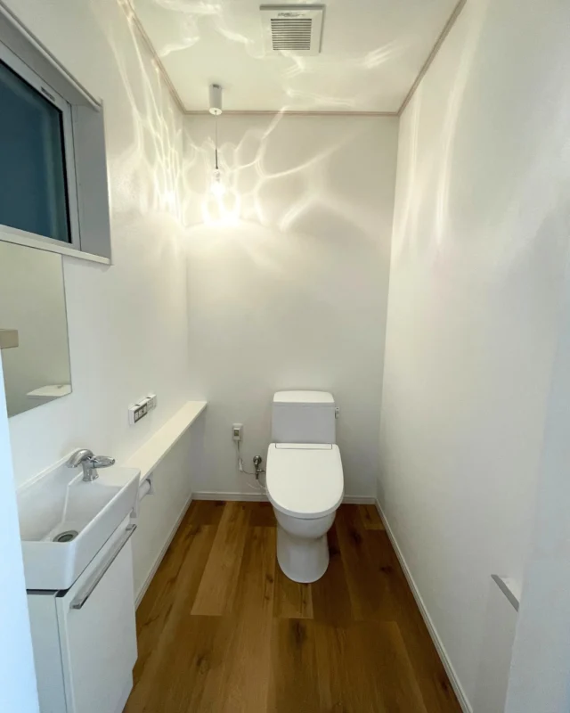 ｜光の波紋でおしゃれなトイレ空間｜

白を基調としたトイレも、照明ひとつでここまでおしゃれな空間に。
ガラスのペンダントライトが、水面のような美しい光の波紋を描き出します。
単調になりがちな場所だからこそ、壁に広がる幻想的な陰影がアクセントに。
毎日使う空間をワンランク格上げしてくれる、こだわりの演出です。

---------------------------------------------

〜お客様がご満足いくまで寄り添い続ける〜
☆沖縄で木造住宅ならレキオホーム
☆創業50年以上で導いた最高の住まいを一緒に
@taikyou_kensetu プロフィールURLからご覧ください！

お問い合わせは、お電話・HPお問い合わせフォームからお気軽に^ ^

---------------------------------------------

*対応エリア*
#沖縄本島全域
#中頭郡読谷村 #読谷村 #那覇市 #沖縄市 #うるま市 #浦添市 #宜野湾市 #豊見城市 #国頭郡 #名護市

*特徴*
#木造住宅 #木の家 #無垢の木 #住宅性能 #高性能 #補助金 #住宅ローン #ローン審査 #家事ラク #家事動線 #オシャレ新築

*サービス*
#新築 #戸建 #注文住宅 #リノベーション #マンションリノベーション #古民家リノベーション