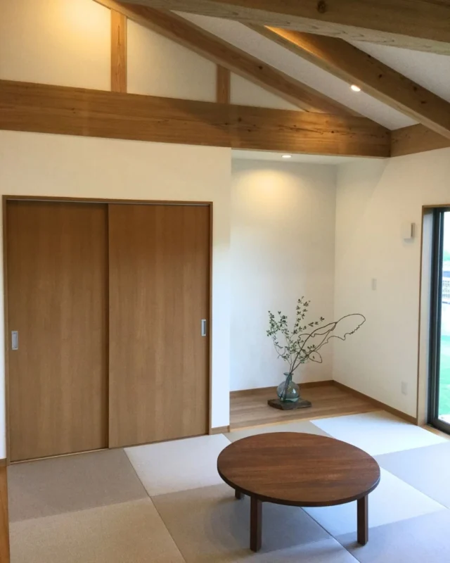 ｜木の温もりに包まれる、くつろぎの住まい｜

天井に現し梁を取り入れ、木の表情を存分に楽しめる住まい。

リビングは自然素材の温かな雰囲気を活かし、
家族がゆったりとくつろげる空間に仕上げました。

隣には畳の心地よさを感じられる和のスペースを設け、
ほっと一息つきたい時間にもぴったり。

洋と和が自然に馴染む、落ち着きのある住まいです。

---------------------------------------------

〜お客様がご満足いくまで寄り添い続ける〜
☆沖縄で木造住宅ならレキオホーム
☆創業50年以上で導いた最高の住まいを一緒に
@taikyou_kensetu プロフィールURLからご覧ください！

お問い合わせは、お電話・HPお問い合わせフォームからお気軽に^ ^

---------------------------------------------

*対応エリア*
沖縄本島全域/中頭郡読谷村/読谷村/那覇市/沖縄市/うるま市/浦添市/宜野湾市/豊見城市/国頭郡/名護市

#レキオホーム #沖縄注文住宅
#注文住宅 #梁のある家 #畳のある暮らし